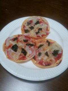 乗せて焼くだけ!餃子の皮で簡単ピザ-レシピのメイン写真