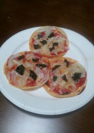 乗せて焼くだけ！餃子の皮で簡単ピザ-レシピのメイン写真