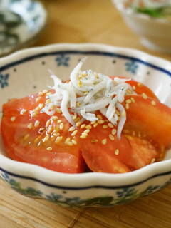 簡単☆冷やしトマトのじゃこ胡麻添え-レシピのメイン写真