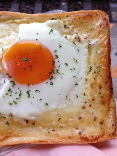 目玉焼きトースト(デニッシュ編)-レシピのメイン写真