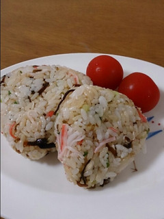 カニカマで彩りおにぎり-レシピのメイン写真