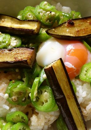 夏野菜のスタミナ丼（究極の卵かけご飯）-レシピのメイン写真