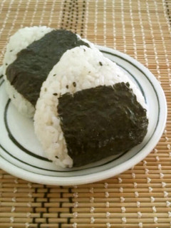 ごま塩とほんだしのおにぎり-レシピのメイン写真