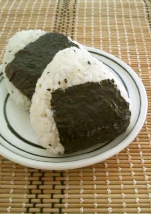 ごま塩とほんだしのおにぎり-レシピのメイン写真