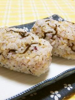 ゆかり&塩昆布の玄米入りおにぎり-レシピのメイン写真