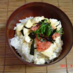 รูปของ おかわりしたくなる！豆腐と明太子の丼