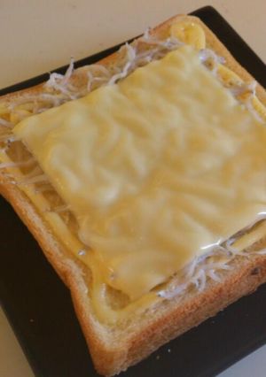 朝食に簡単！乗せて焼くだけしらすトースト-レシピのメイン写真
