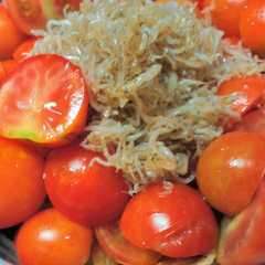รูปของ カリカリ薄揚げとトマトの中華風サラダ