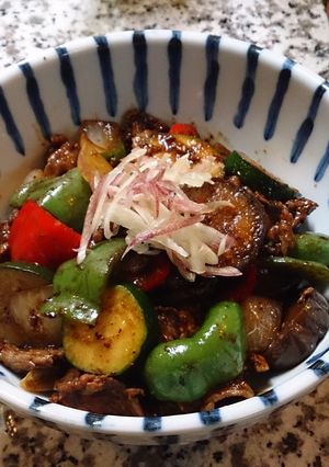 豚肉と夏野菜のピリ辛味噌炒めどんぶり-レシピのメイン写真