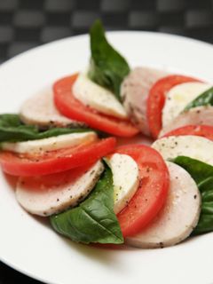 鶏ハムでカプレーゼ-レシピのメイン写真