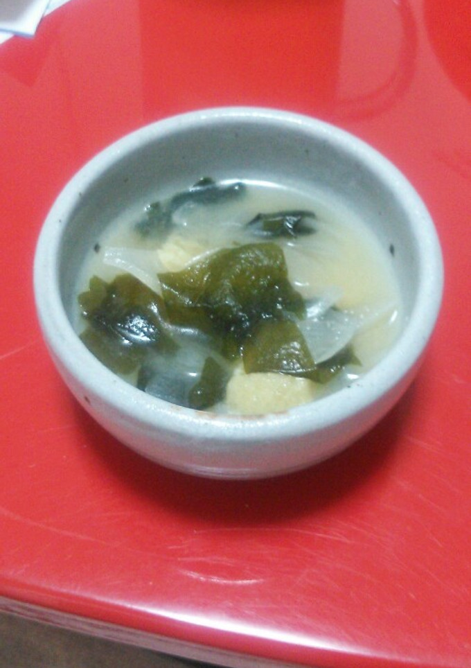 玉ねぎとワカメと油揚げの味噌汁-レシピのメイン写真
