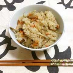 รูปของ 根菜ときのこの関西風炊き込みご飯♪