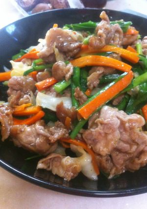 鮮やかに食欲増進！ニラと人参豚コマ炒め-レシピのメイン写真