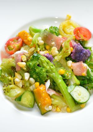 野菜たっぷりサラダ、トマトジュレとともに-レシピのメイン写真