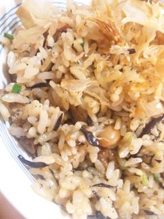 【リメイク】ひじきの煮物で五目炒飯-レシピのメイン写真