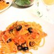 ブラックオリーブのトマトソースパスタ