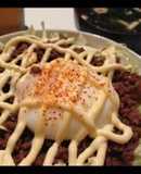 豚の挽肉生姜焼き丼温泉卵乗せ