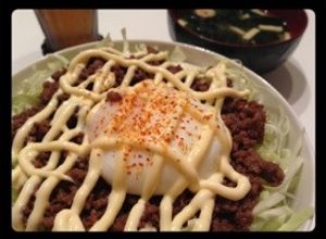 豚の挽肉生姜焼き丼温泉卵乗せ-レシピのメイン写真