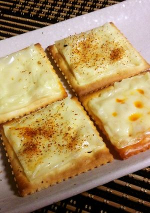 簡単おつまみ！チーズonクラッカー♪-レシピのメイン写真