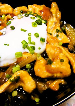 スタミナ飯♪鶏肉とナスのピリ辛温玉丼-レシピのメイン写真