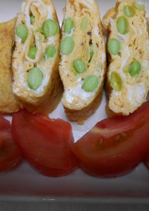 フライパンで枝豆入り卵焼き・トマト添え-レシピのメイン写真