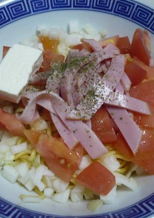 ラ王の袋麺（塩味）で冷やし塩トマト和え麺-レシピのメイン写真
