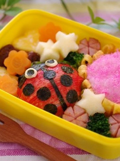 テントウムシのキャラ弁当(簡単おにぎり)-レシピのメイン写真
