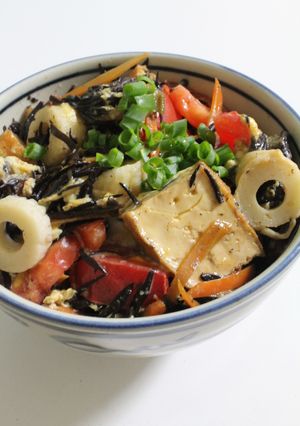 ランチに！ひじき煮物deトマトちくわ丼-レシピのメイン写真
