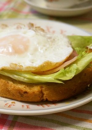 *朝食に*目玉焼きベーコンパン*-レシピのメイン写真