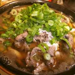รูปของ 【簡単】大阪のお昼の肉うどん（卵入り）
