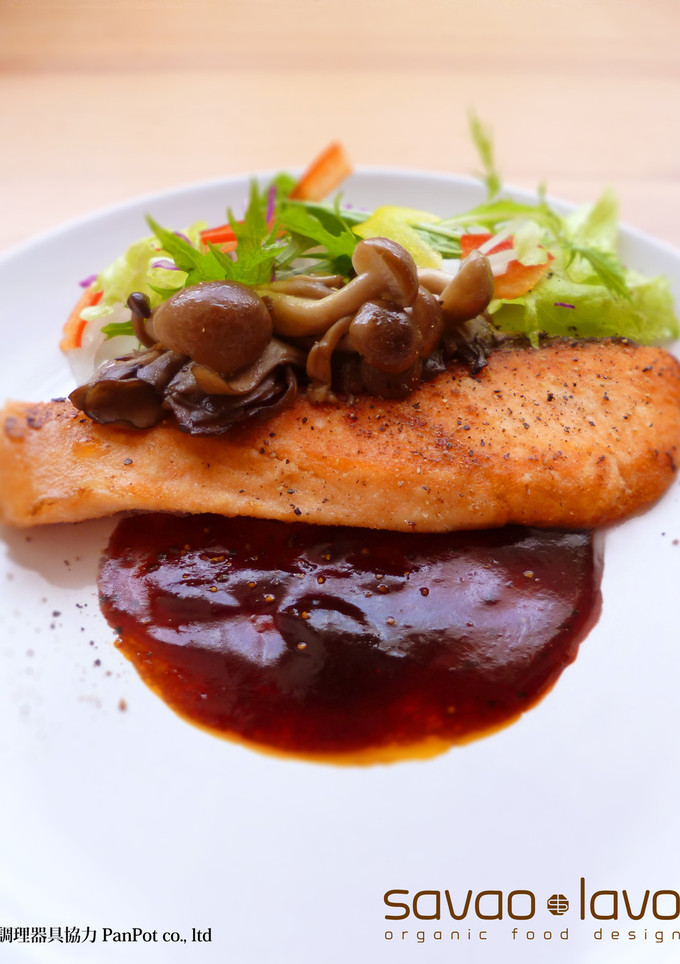 秋鮭と茸のムニエル 黒ビールソース仕立て-レシピのメイン写真