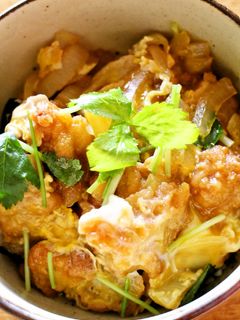たまごとろ~りのコツあり♪唐揚げで親子丼-レシピのメイン写真