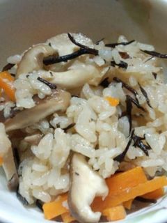 ひじきと椎茸の炊き込み御飯-レシピのメイン写真