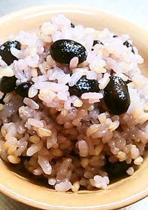 玄米入り黒豆の炊き込みごはん(黒豆ご飯)-レシピのメイン写真