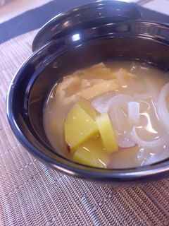 さつま芋、玉葱、油揚げの味噌汁-レシピのメイン写真
