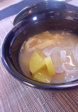 さつま芋、玉葱、油揚げの味噌汁-レシピのメイン写真