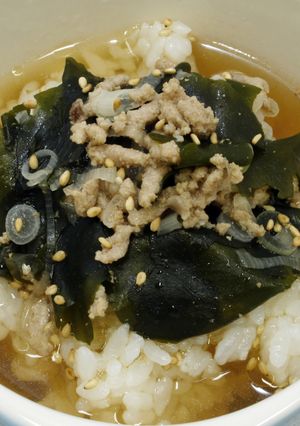 ビミサンで、ひき肉とわかめのスープご飯-レシピのメイン写真