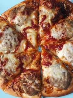 ハンバーグ&トマトソースのピザ-レシピのメイン写真