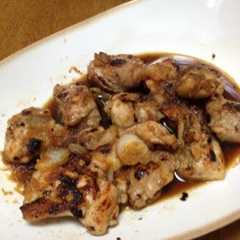 รูปของ 鶏もも肉のソテー。シャリアピン風