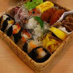 รูปของ 有明海苔でプチおにぎり弁当