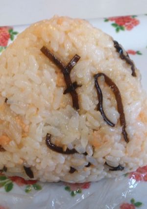 ♪佃煮昆布と鮭フレークのおにぎり♪-レシピのメイン写真