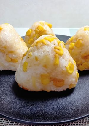 甘醤油炒めのコーンとチーズのおにぎり-レシピのメイン写真