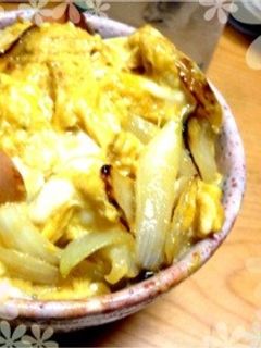 玉ねぎとウィンナーの卵丼(・ω・)ノ-レシピのメイン写真