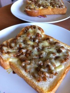 簡単美味!納豆トースト黒コショウがけ-レシピのメイン写真