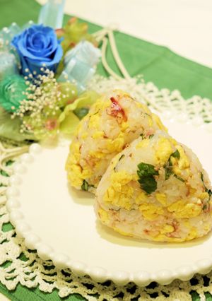 余った酢飯で♪玉子と梅のおにぎり-レシピのメイン写真