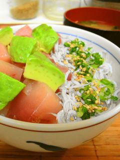 *アボガドとまぐろとしらすの丼*-レシピのメイン写真