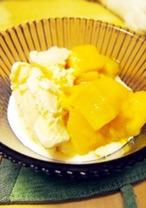 バニラアイスのマンゴソースかけ-レシピのメイン写真
