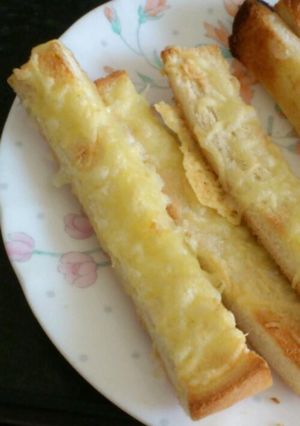 朝食おやつにも☆パンの耳でカリカリチーズ-レシピのメイン写真