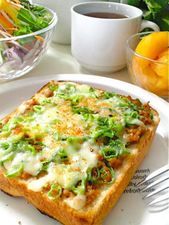 簡単リメイクでウマ〜♡鶏そぼろトースト-レシピのメイン写真