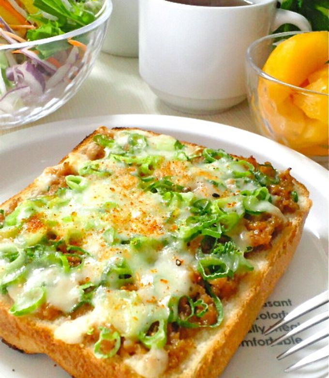 簡単リメイクでウマ〜♡鶏そぼろトースト-レシピのメイン写真